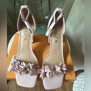 SIZE 10 LIGHT PINK HEEL. NEVER WORN. GREAT TO WEAR TO CHURCH OR OUTING